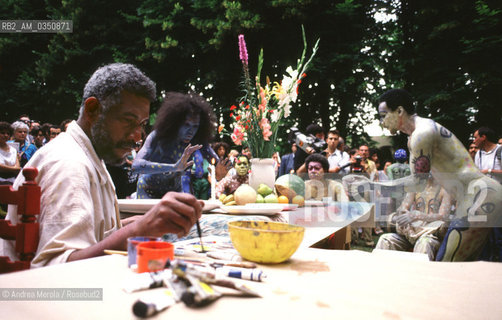 Manuel Mendive, artista scultore e pittore, durante una sua performance, alla Biennale Arti Visive di Venezia, giugno 1988. .Afro-Cuban sculptor and painter Manuel Mendive performs at Biennale Modern Art Exhibition, june 1988, Venice. ©Andrea Merola/Rosebud2