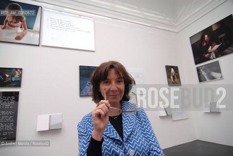 Sophie Calle, scrittrice, fotografa, artista concettuale, posa accanto sue opere, alla Biennale Arti Visive di Venezia, 6 giugno 2007.. French writer, photographer, installation artist, and conceptual artist Sophie Calle poses next his works, at Biennale Modern Art Exhibition, 06 june 2007, Venice. ©Andrea Merola/Rosebud2