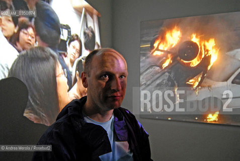 Aernout Mik, artista filmmaker, posa accanto sue opere, alla Biennale Arti Visive di Venezia, 6 giugno 2007. .Dutch artist and filmmaker Aernout Mik poses next hih works, at Biennale Modern Art Exhibition, 06 june 2007, Venice. ©Andrea Merola/Rosebud2