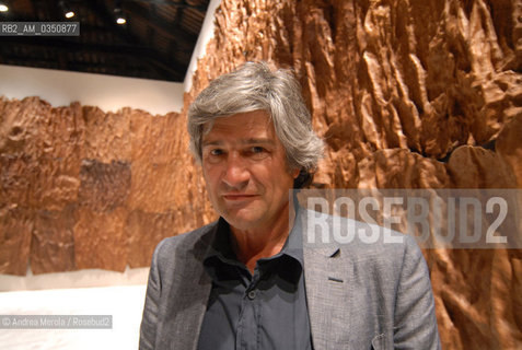 Giuseppe Penone, artista scultore, posa accanto a sue opere alla Biennale Arte di Venezia, 6 giugno 2007..Italian artist and sculptor Giuseppe Penone poses next his works, at Biennale Modern Art Exhibition, 06 june 2007, Venice. ©Andrea Merola/Rosebud2