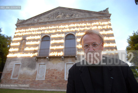 Joseph Kosuth, artista concettuale, posa accanto ad una sua opera nellisola di San Lazzaro degli Armeni, durante la Biennale Arte di Venezia, 6 giugno 2007..Us conceptual artist Joseph Kosuth poses next his work in San Lazzaro of Armeni island, during Biennale Modern Art Exhibition, 06 june 2007, Venice. ©Andrea Merola/Rosebud2