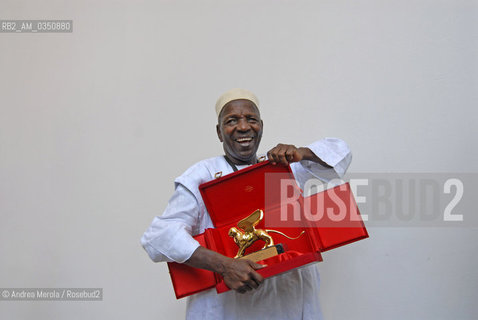 Malik Sidibè, fotografo, posa col Leone dOro vinto alla Biennale Arti Visive, 10 giugno 2007..Malian photographer Malik Sidibè poses hanging Golden Lion Award during Biennale Moder Art Exhibition, Venice 10 june 2007. ©Andrea Merola/Rosebud2