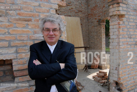 Mario Botta, architetto, posa accanto muri e mattoni, isola della Certosa, laguna di Venezia 9 maggio 2007. .Swiss architect Mario Botta poses close ruins, in Certosa island, may 09, Venice Lagoon 2007. ©Andrea Merola/Rosebud2