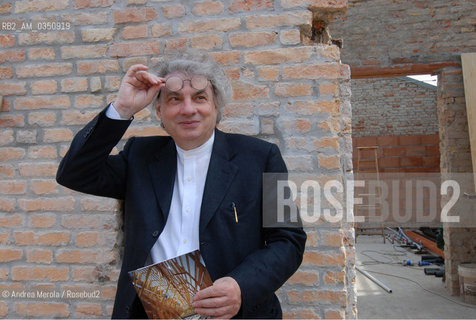 Mario Botta, architetto, posa accanto muri e mattoni, isola della Certosa, laguna di Venezia 9 maggio 2007. .Swiss architect Mario Botta poses close ruins, in Certosa island, may 09, Venice Lagoon 2007. ©Andrea Merola/Rosebud2