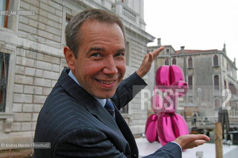 Jeff Koons, artista contemporaneo, posa accanto una sua opera, a palazzo Grassi, Venezia 27 aprile 2006..Us artist Jeff Koons poses nex his work, at palazzoGrassi Modern Art Exhibition, april 27, Venice 2006.. ©Andrea Merola/Rosebud2