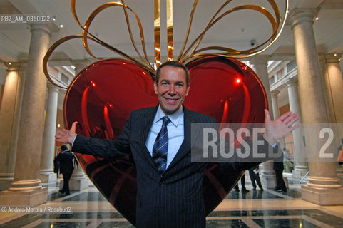 Jeff Koons, artista contemporaneo, posa accanto una sua opera, a palazzo Grassi, Venezia 27 aprile 2006..Us artist Jeff Koons poses nex his work, at palazzoGrassi Modern Art Exhibition, april 27, Venice 2006.. ©Andrea Merola/Rosebud2