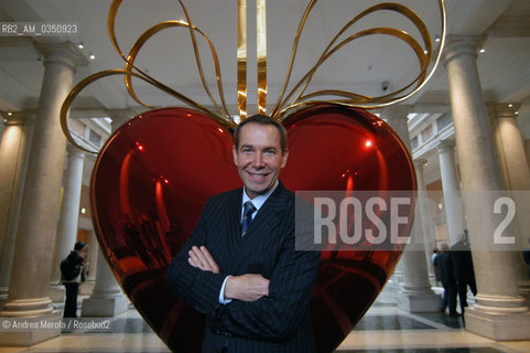 Jeff Koons, artista contemporaneo, posa accanto una sua opera, a palazzo Grassi, Venezia 27 aprile 2006..Us artist Jeff Koons poses nex his work, at palazzoGrassi Modern Art Exhibition, april 27, Venice 2006.. ©Andrea Merola/Rosebud2