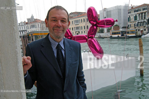 Jean Jacques Aillagon, storico darte e dirigente di istituti culturali, posa durante una mostra darte a palazzo Grassi, Venezia, 27 aprile 2006..French cultural menager Jean Jacques Aillagon poses at modern art exhibition in palazzo Grassi Foundation, april 27, Venice 2006. ©Andrea Merola/Rosebud2