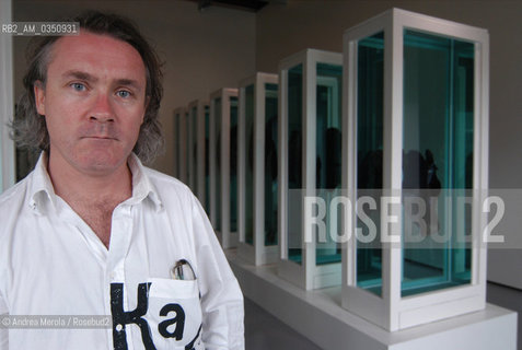 Damien Hirst, artista polivalente, posa accanto una sua opera , al palazzo Grassi, Venezia 23 maggio 2006..British modern artist Damien Hirst poses next his work, at palazzo Grassi Foundation Exhibition, may 23, Venice 2006. ©Andrea Merola/Rosebud2