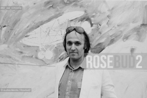 Mario Schifano, pittore, posa accanto una sua opera, alla Biennale Arte di Venezia, giugno 1982..Italian painter Mario Schifano poses next his work, at Biennale Modern Art Exhibition, june 1982 Venice.. ©Andrea Merola/Rosebud2