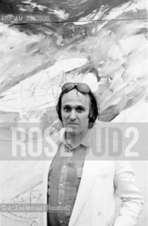 Mario Schifano, pittore, posa accanto una sua opera, alla Biennale Arte di Venezia, giugno 1982..Italian painter Mario Schifano poses next his work, at Biennale Modern Art Exhibition, june 1982 Venice.. ©Andrea Merola/Rosebud2