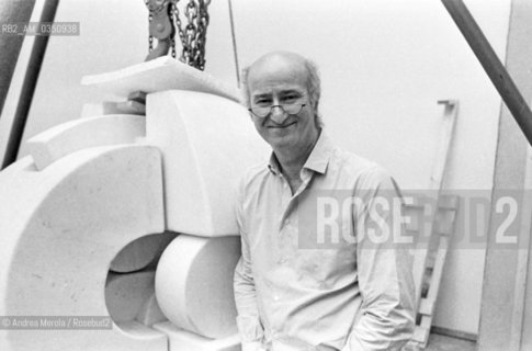 Pietro Consagra, scultore, posa accanto una sua opera, alla Biennale Arte di Venezia, giugno 1982..Italian sculptor Pietro Consagra poses next his work, at Biennale Modern Art Exhibition, june 1982, Venice. ©Andrea Merola/Rosebud2