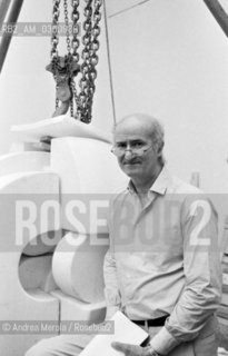 Pietro Consagra, scultore, posa accanto una sua opera, alla Biennale Arte di Venezia, giugno 1982..Italian sculptor Pietro Consagra poses next his work, at Biennale Modern Art Exhibition, june 1982, Venice. ©Andrea Merola/Rosebud2