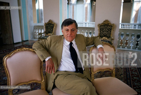 Aldo Rossi, architetto, posa durante una mostra darte a palazzo Grassi, Venezia maggio 1992..Italian architect and designer Aldo Rossi poses during modern art exhibition in palazzo Grassi Foundation, may 1992, Venice. ©Andrea Merola/Rosebud2