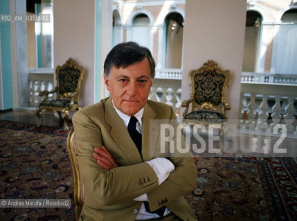 Aldo Rossi, architetto, posa durante una mostra darte a palazzo Grassi, Venezia maggio 1992..Italian architect and designer Aldo Rossi poses during modern art exhibition in palazzo Grassi Foundation, may 1992, Venice. ©Andrea Merola/Rosebud2