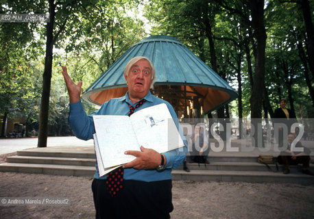 James Stirling, architetto, posa accanto una sua opera, alla Biennale Architettura di Venezia, giugno 1993..British architect James Stirling poses next his work, at Biennale Architecture Exhibition, june 1993, Venice. ©Andrea Merola/Rosebud2