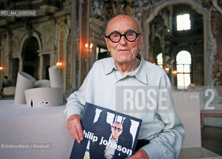 Philip Johnson, architetto, posa accanto un suo progetto, a Cà Zenobio, Venezia, giugno 1999..Us architect an designer Philip Johnson poses next his work in Cà Zenobio palace, june 1999, Venice. ©Andrea Merola/Rosebud2