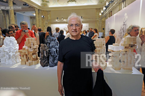 Frank Owen Gehry, architetto, posa accanto suoi progetti, alla Biennale Architettura di Venezia, 25 agosto 2010..Us architect and designer Frank Owen Gehry poses next his works, at Biennale Architecture Exhibition, august 25, Venice 2010. ©Andrea Merola/Rosebud2