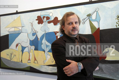 Jean Louis Andral, storico darte e direttore del Museo Picasso di Antibes, posa accanto unopera di Pablo Picasso a palazzo Grassi, Venezia 9 novembre 2006..French artistic curator and director of Picasso Museum in Antibes Jean Louis Andral, poses next Pablo Picasso work during modern art exhibition in palazzo Grassi Foundation, november 09, Venice 2006. ©Andrea Merola/Rosebud2