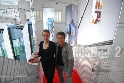 Almut Ernst (sx) e Armand Gruentuch (dx), architetti, posano sullo sfondo di loro opere, nel padiglione Germania, alla Biennale Architettura di Venezia, 7 settembre 2006. .German architects Almut Ernst (L) and Armand Gruentuch (R) pose next their wors, inside German Pavillon, at International Biennale Architecture Exhibition, september 07, Venice 2006. ©Andrea Merola/Rosebud2