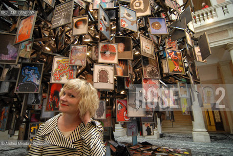 Alison M. Gingeras, critico e curatore artistico, posa durante una mostra darte contemporanea a Palazzo Grassi, Venezia 5 marzo 2007..Us curator and writer Alison M. Gingeras poses during an international Modern Art Exhibition in Palazzo Grassi, march 05, Venice 2007. ©Andrea Merola/Rosebud2