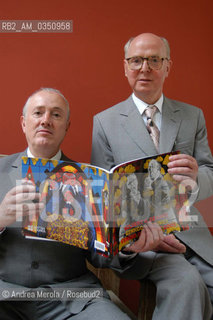 Gilbert & George (sx e dx, Gilbert Prousch e George Passmore), artisti polivalenti contemporanei, posano nel padiglione britannico alla Biennale Ari Visive di Venezia, 8 giugno 2005..British artists Gilbert & George (L-Gilbert Prousch, R-George Passmore) pose inside british pavillon at Biennale Modern Art Exhibition, june 08, Venice 2005. ©Andrea Merola/Rosebud2