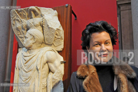 Monique Veaute, direttrice culturale e curatrice darte, posa accanto un bassorilievo di epoca romano imperiale, a palazzo Grassi, Venezia, 24 gennaio 2008..French cultural director and curator Monique Veaute posing next roman sculpture during exhibition at palazzo Grazzi, janury 24, Venice 2008. ©Andrea Merola/Rosebud2