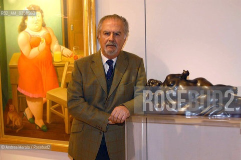 Fernando Botero, pittore e scultore, posa accanto una sua opera, Venezia, 11 aprile 2003..Columbian painter and sculptor Fernando Botero poses next his work, april 11, Venice 2003. ©Andrea Merola/Rosebud2