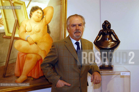 Fernando Botero, pittore e scultore, posa accanto una sua opera, Venezia, 11 aprile 2003..Columbian painter and sculptor Fernando Botero poses next his work, april 11, Venice 2003. ©Andrea Merola/Rosebud2