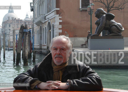 Fernando Botero, pittore e scultore, posa accanto una sua opera, Venezia, 11 aprile 2003..Columbian painter and sculptor Fernando Botero poses next his work, april 11, Venice 2003. ©Andrea Merola/Rosebud2