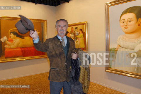 Fernando Botero, pittore e scultore, posa accanto una sua opera, Venezia, 11 aprile 2003..Columbian painter and sculptor Fernando Botero poses next his work, april 11, Venice 2003. ©Andrea Merola/Rosebud2