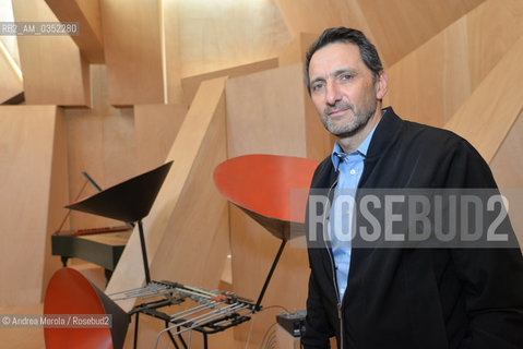 Lartista francese Xavier Veilhan posa in un angolo della sua installazione artistica , intitolata Studio Venezia, nel Padiglione Francia, alla 57° edizione della  Biennale Arte di Venezia, 9 maggio 2017. .French artist Xavier Veilhan poses inside his artistic exhibition, titled Studio Venezia, inside France Pavilion, at Biennale Modern Art in Venice, may 09, 2017. ©Andrea Merola/Rosebud2