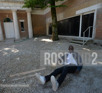 Lartista statunitense  Mark Bradford posa accanto una delle sue opere, dal titolo  Tomorrow is Another Day,  esposte nel Padiglione Stati Uniti dAmerica, alla 57° edizione della  Biennale Arte di Venezia, 9 maggio 2017. .Us artist Mark Bradford poses next one of his artistic works, titled Tomorrow is Another Day, outside United States of America Pavilion, at Biennale Modern Art in Venice, may 09, 2017. ©Andrea Merola/Rosebud2