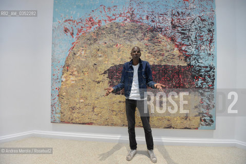 Lartista statunitense  Mark Bradford posa accanto una delle sue opere, dal titolo  Tomorrow is Another Day,  esposte nel Padiglione Stati Uniti dAmerica, alla 57° edizione della  Biennale Arte di Venezia, 9 maggio 2017. .Us artist Mark Bradford poses next one of his artistic works, titled Tomorrow is Another Day, inside United States of America Pavilion, at Biennale Modern Art in Venice, may 09, 2017. ©Andrea Merola/Rosebud2