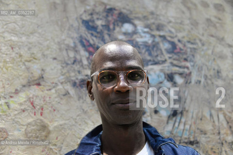 Lartista statunitense  Mark Bradford posa accanto una delle sue opere, dal titolo  Tomorrow is Another Day,  esposte nel Padiglione Stati Uniti dAmerica, alla 57° edizione della  Biennale Arte di Venezia, 9 maggio 2017. .Us artist Mark Bradford poses next one of his artistic works, titled Tomorrow is Another Day, inside United States of America Pavilion, at Biennale Modern Art in Venice, may 09, 2017. ©Andrea Merola/Rosebud2