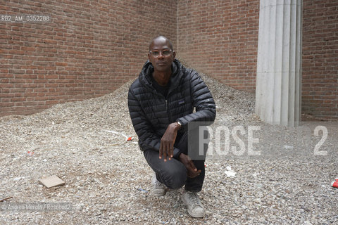 Lartista statunitense  Mark Bradford posa accanto una delle sue opere, dal titolo  Tomorrow is Another Day,  esposte nel Padiglione Stati Uniti dAmerica, alla 57° edizione della  Biennale Arte di Venezia, 10 maggio 2017. .Us artist Mark Bradford poses next one of his artistic works, titled Tomorrow is Another Day, outside United States of America Pavilion, at Biennale Modern Art in Venice, may 10, 2017. ©Andrea Merola/Rosebud2