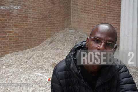 Lartista statunitense  Mark Bradford posa accanto una delle sue opere, dal titolo  Tomorrow is Another Day,  esposte nel Padiglione Stati Uniti dAmerica, alla 57° edizione della  Biennale Arte di Venezia, 10 maggio 2017. .Us artist Mark Bradford poses next one of his artistic works, titled Tomorrow is Another Day, outside United States of America Pavilion, at Biennale Modern Art in Venice, may 10, 2017. ©Andrea Merola/Rosebud2