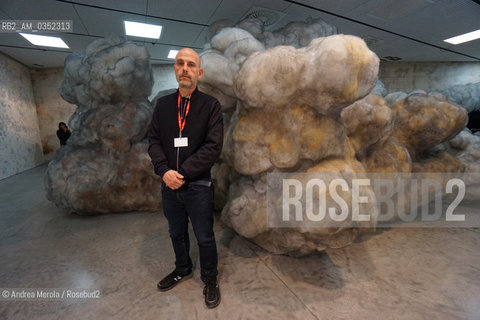 Lartista israeliano Gal Weinstein posa accanto una delle sue opere, intitolate Sun Stand Still, presentate nel Padiglione Israele, alla 57° edizione della  Biennale Arte di Venezia, 10 maggio 2017. .Israelian artist Gal Weinstein poses next his artistic works, titled Sun Stand Still, inside Israel Pavilion, at Biennale Modern Art in Venice, may 10, 2017. ©Andrea Merola/Rosebud2