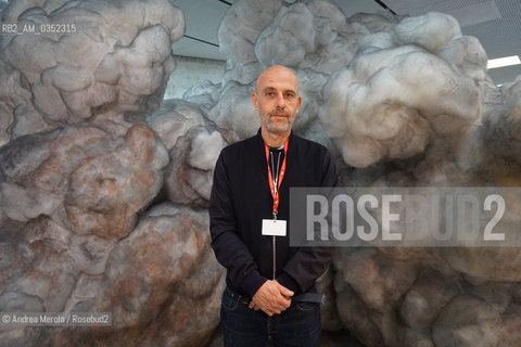 Lartista israeliano Gal Weinstein posa accanto una delle sue opere, intitolate Sun Stand Still, presentate nel Padiglione Israele, alla 57° edizione della  Biennale Arte di Venezia, 10 maggio 2017. .Israelian artist Gal Weinstein poses next his artistic works, titled Sun Stand Still, inside Israel Pavilion, at Biennale Modern Art in Venice, may 10, 2017. ©Andrea Merola/Rosebud2