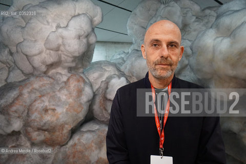 Lartista israeliano Gal Weinstein posa accanto una delle sue opere, intitolate Sun Stand Still, presentate nel Padiglione Israele, alla 57° edizione della  Biennale Arte di Venezia, 10 maggio 2017. .Israelian artist Gal Weinstein poses next his artistic works, titled Sun Stand Still, inside Israel Pavilion, at Biennale Modern Art in Venice, may 10, 2017. ©Andrea Merola/Rosebud2