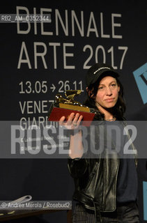 Lartista tedesca Anne Imhof mostra il Leone dOro, vinto per la miglior Partecipazione Nazionale dalla sua performance artistica Faust, nel Padiglione Germania, alla 57° edizione della  Biennale Arte di Venezia, 13 maggio 2017. .German artist Anne Imhof won Golden Lion for Best National Participation, at Biennale Modern Art in Venice, may 13, 2017. ©Andrea Merola/Rosebud2