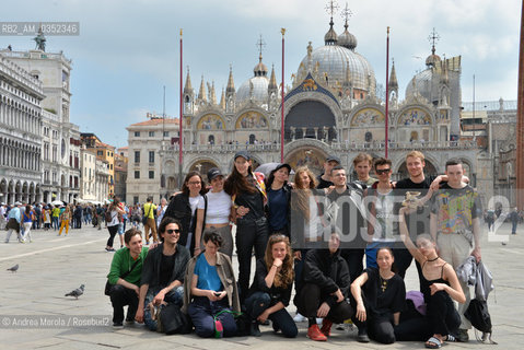 Lartista tedesca Anne Imhof (in piedi quarta da sinstra) posa in piazza San Marco assieme ai ragazzi del suo team di performers: Anne Imhof ha vinto  il Leone dOro per la miglior Partecipazione Nazionale con la sua performance artistica Faust, nel Padiglione Germania, alla 57° edizione della  Biennale Arte di Venezia, 13 maggio 2017. .German artist Anne Imhof (fourth standing up back from left) and her team of performes pose in St Markus Square: Anne Imhof won Golden Lion for Best National Participation, at Biennale Modern Art in Venice, may 13, 2017. ©Andrea Merola/Rosebud2