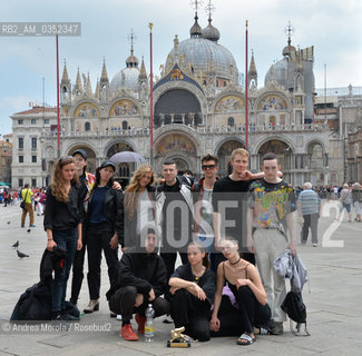 Lartista tedesca Anne Imhof (in piedi terza da sinstra) posa in piazza San Marco assieme ai ragazzi del suo team di performers: Anne Imhof ha vinto  il Leone dOro per la miglior Partecipazione Nazionale con la sua performance artistica Faust, nel Padiglione Germania, alla 57° edizione della  Biennale Arte di Venezia, 13 maggio 2017. .German artist Anne Imhof (third standing up back from left) and her team of performes pose in St Markus Square: Anne Imhof won Golden Lion for Best National Participation, at Biennale Modern Art in Venice, may 13, 2017. ©Andrea Merola/Rosebud2