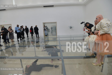 Giovani performers impegnati nella recitazione di Faust, dellartista tedesca Anne Imhof, Leone dOro per la Migliore Partecipazione Nazionale, alla 57° edizione della  Biennale Arte di Venezia, 9 maggio 2017. .Performers play Faust, artistic performance by german artist Anne Imhof, Golden Lion for Best National Participation at Biennale Modern Art in Venice, may 09, 2017. ©Andrea Merola/Rosebud2