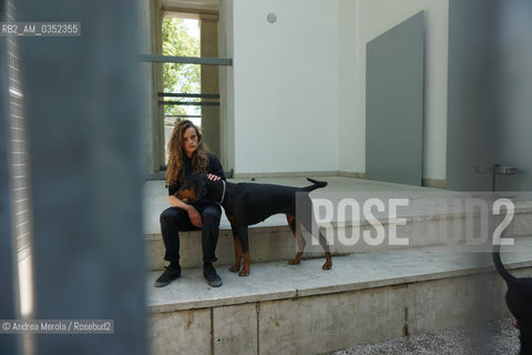 Giovani performers impegnati nella recitazione di Faust, dellartista tedesca Anne Imhof, Leone dOro per la Migliore Partecipazione Nazionale, alla 57° edizione della  Biennale Arte di Venezia, 9 maggio 2017. .Performers play Faust, artistic performance by german artist Anne Imhof, Golden Lion for Best National Participation at Biennale Modern Art in Venice, may 09, 2017. ©Andrea Merola/Rosebud2