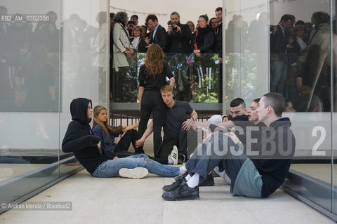 Giovani performers impegnati nella recitazione di Faust, dellartista tedesca Anne Imhof, Leone dOro per la Migliore Partecipazione Nazionale, alla 57° edizione della  Biennale Arte di Venezia, 9 maggio 2017. .Performers play Faust, artistic performance by german artist Anne Imhof, Golden Lion for Best National Participation at Biennale Modern Art in Venice, may 09, 2017. ©Andrea Merola/Rosebud2