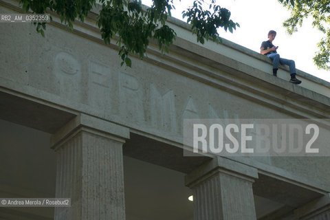 Giovani performers impegnati nella recitazione di Faust, dellartista tedesca Anne Imhof, Leone dOro per la Migliore Partecipazione Nazionale, alla 57° edizione della  Biennale Arte di Venezia, 9 maggio 2017. .Performers play Faust, artistic performance by german artist Anne Imhof, Golden Lion for Best National Participation at Biennale Modern Art in Venice, may 09, 2017. ©Andrea Merola/Rosebud2