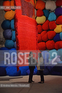 Panoramica su Escalade Beyond Chromatic Lands, opera dellartista statunitense Sheila Hicks, esposta alle Corderie dellArsenale, per la 57° Biennale Arte, Venezia, 9 maggio 2017..A view of Escalade Beyond Chromatic Lands, artistic work by Us artist Sheila Hicks, Corderie Arsenale, 57°th Biennale Arte, may 09, Venice 2017. ©Andrea Merola/Rosebud2