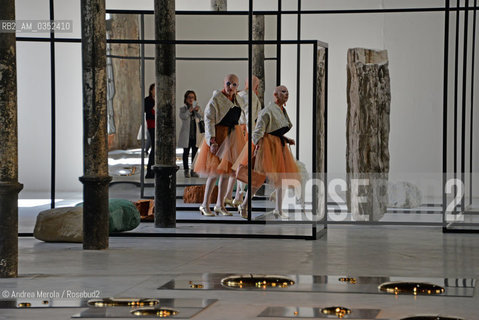 Panoramica su WeltenLinie, opera dellartista polacca Alicja Kwade presentata alle Artiglierie dellArsenale, per la 57° Biennale Arte, Venezia 9 maggio 2017..A view of WeltenLinie, artistic work by poland artist Alicja Kwade, Artiglierie Arsenale, 57°th Biennale Arte, may 09, Venice 2017. ©Andrea Merola/Rosebud2