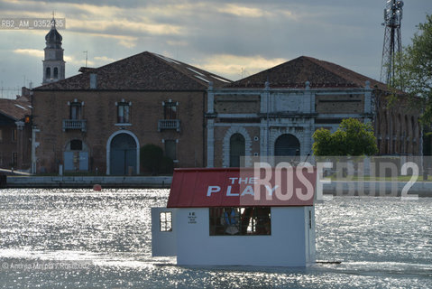 Performance del collettivo artistico giapponese The Play, allArsenale, per la 57° Biennale Arte, Venezia 9 maggio 2017..Performance by japan artistic collettive The Play, Arsenale, 57°th Biennale Arte, may 09, Venice 2017. ©Andrea Merola/Rosebud2